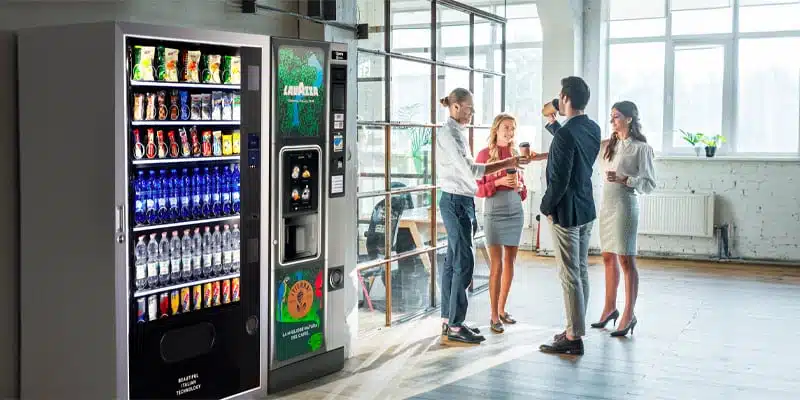 Distributori automatici per bevande in azienda – pausa caffè tra colleghi